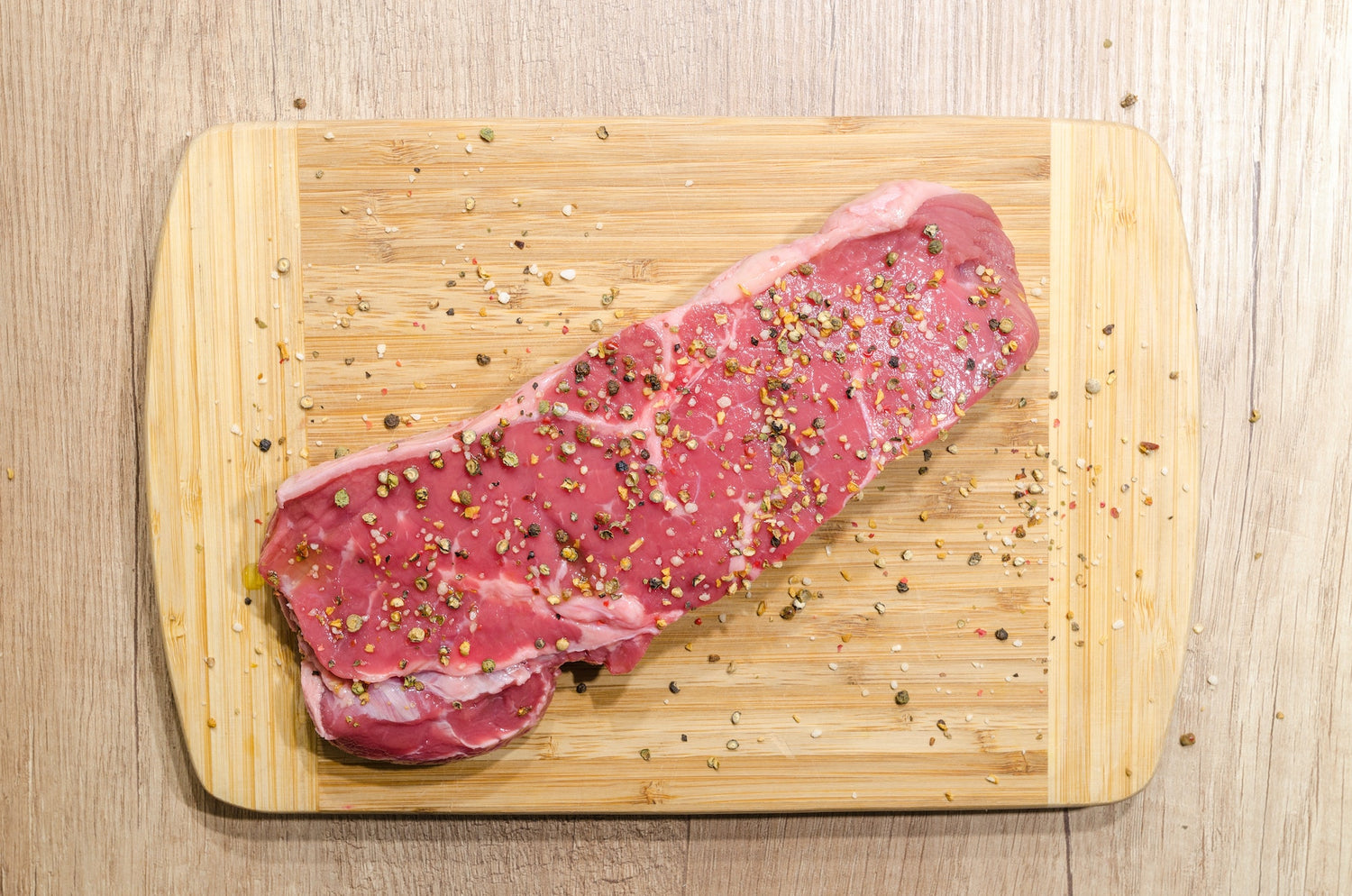 Perfekt gewürztes Rinderfilet mit frisch gemahlenem schwarzen Pfeffer aus Iron-Mills Salz- und Pfeffermühlen aus Gusseisen.